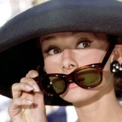 Las gafas de sol que estarán de moda en 2023 las llevó Audey Hepburn: de carey, con vidrios oscuros y atemporales