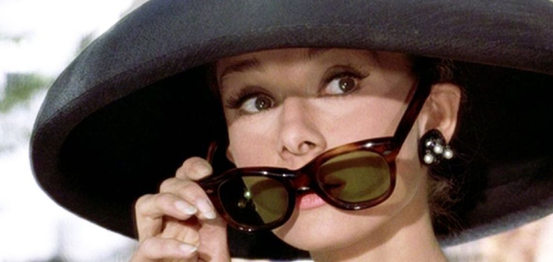 Las gafas de sol que estarán de moda en 2023 las llevó Audrey Hepburn