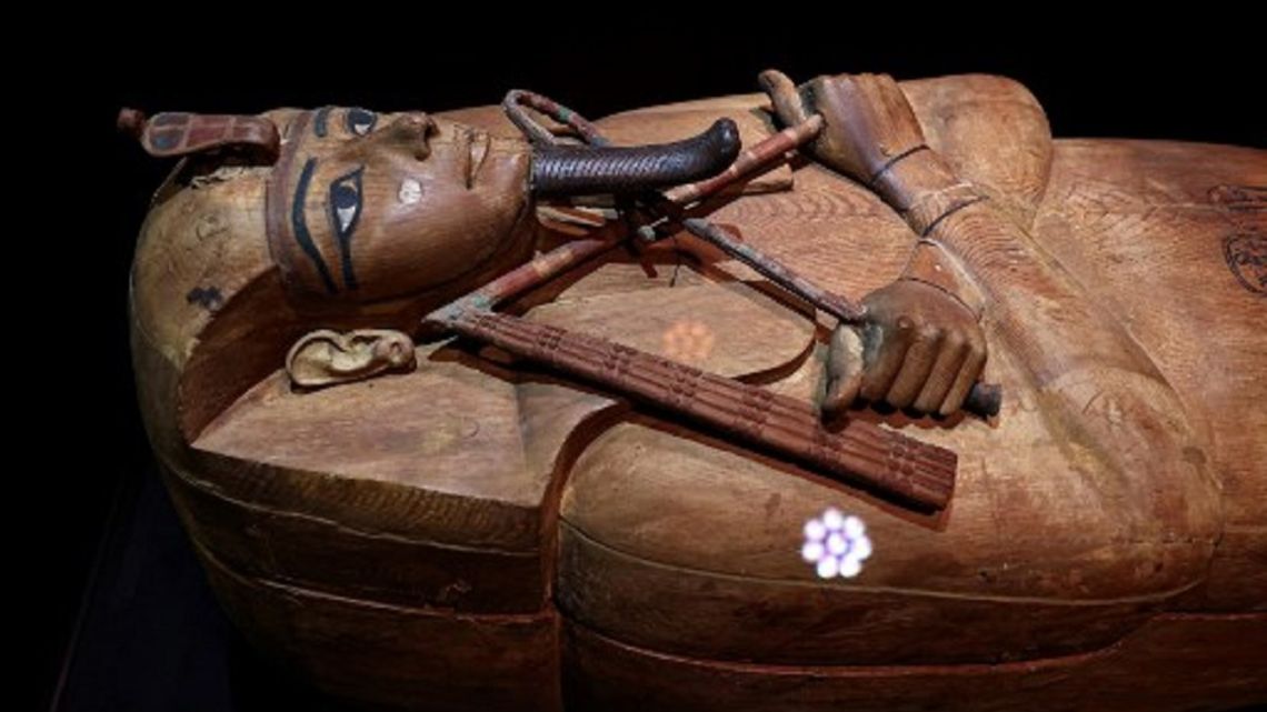 El impresionante sarcófago de Ramsés II se exhibe en París