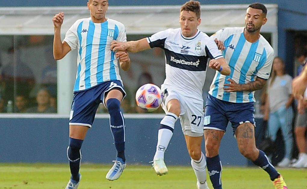 Gimnasia venció 3-1 a Racing en el Bosque.