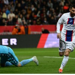 El delantero argentino del París Saint-Germain Lionel Messi celebra tras marcar un gol durante el partido de fútbol de la L1 francesa entre el Niza (OGCN) y el París Saint-Germain (PSG) en el estadio Allianz Riviera de Niza. | Foto:CHRISTOPHE SIMON / AFP