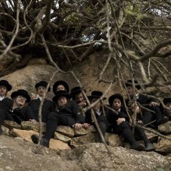 Judíos ultraortodoxos observan durante la recogida de agua de un manantial de montaña para utilizarla en la cocción del pan sin levadura, conocido como Matzoth, durante la ceremonia Maim Shelanu (agua reposada) en las montañas de Jerusalén. | Foto:MENAHEM KAHANA / AFP