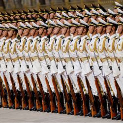 La guardia de honor china asiste a la ceremonia de bienvenida del presidente francés, Emmanuel Macron, y el presidente de China, Xi Jinping, en Pekín. | Foto:LUDOVIC MARIN / AFP