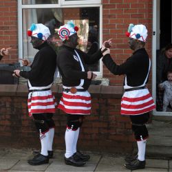 Miembros de los "Britannia Coconut Dancers of Bacup", con los rostros ennegrecidos para evitar ser reconocidos por los malos espíritus, participan en su procesión anual en Bacup, cerca de Manchester, en el noroeste de Inglaterra. | Foto:OLI SCARFF / AFP