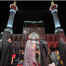 Mujeres devotas se reúnen para asistir a las oraciones rituales para Laylat al-Qadr (Noche del Destino), una de las noches más sagradas durante el mes de ayuno musulmán del Ramadán, fuera de la mezquita Imamzadeh Saleh en Teherán, Irán. | Foto:ATTA KENARE / AFP