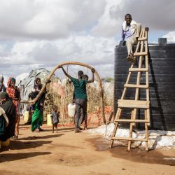 Refugiados somalíes esperan la distribución de agua de la organización benéfica francesa Médicos Sin Fronteras (MSF) en el campo de refugiados de Dadaab, uno de los mayores de África, en Kenia. | Foto:Bobb Muriithi / AFP