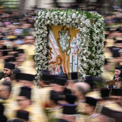 Sacerdotes cristianos ortodoxos portan un icono en la Catedral del Patriarcado Rumano tras la procesión del Domingo de Ramos en Bucarest. | Foto:DANIEL MIHAILESCU / AFP