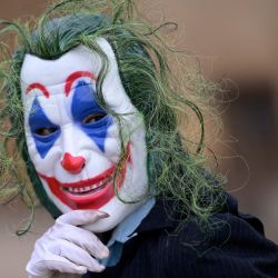 Una persona con una máscara del Joker participa en la Fiesta de las Máscaras, una celebración tradicional de Pascua que se celebra en Brasil para festejar el final de la Semana Santa, en Jaboticatubas, estado de Minas Gerais, Brasil. | Foto:DOUGLAS MAGNO / AFP
