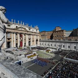Una vista general muestra la plaza de San Pedro durante la misa del Papa del Domingo de Pascua en El Vaticano, como parte de las celebraciones de la Semana Santa. | Foto:ANDREAS SOLARO / AFP