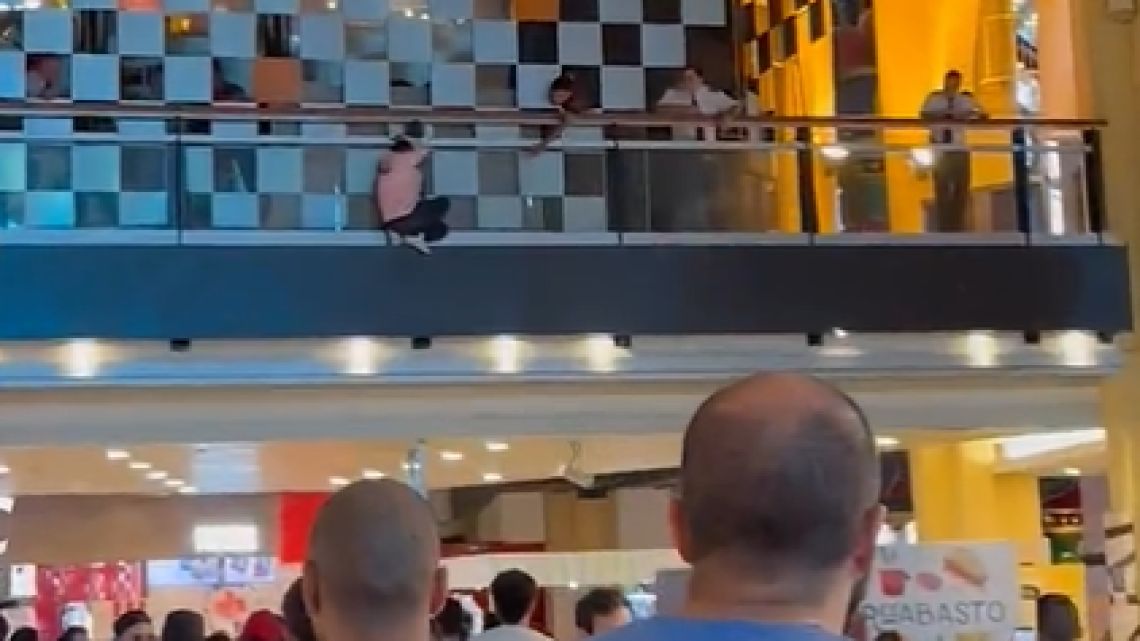 Tensión en el Shopping de Abasto: joven se cayó de una baranda y amenazó con suicidarse