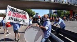 Ex empleados de Garbarino cortan el Puente Pueyrredon