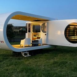 Distinguido y con diseño futurista, este camper invita a quedarse a vivir más que a turistear.