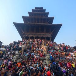 Devotos hindúes se reúnen durante el festival Bisket Jatra celebrado para conmemorar el Año Nuevo nepalí en Bhaktapur. | Foto:PRAKASH MATHEMA / AFP