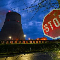 La foto muestra una señal de Stop cerca de una torre de refrigeración de la central nuclear de Emsland en Lingen, al oeste de Alemania. - Alemania cerrará las tres centrales nucleares que le quedan el 15 de abril, apostando por poder cumplir sus ambiciones ecológicas sin energía atómica a pesar de la crisis energética provocada por la guerra de Ucrania. | Foto:INA FASSBENDER / AFP