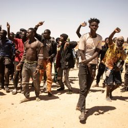 Una multitud de migrantes se reúne en Assamaka, Níger. - Cada semana, cientos de emigrantes devueltos desde Argelia quedan varados en Assamaka, el primer pueblo de la frontera con Níger. | Foto:STANISLAS POYET / AFP