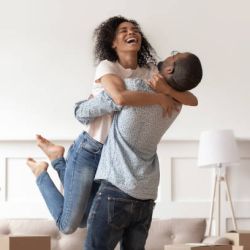 parejas compartiendo gastos