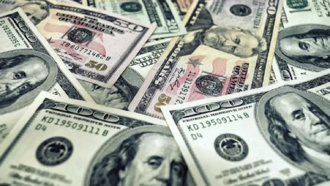El dolar blue volvio a dar un salto y cerro a 421 pesos
