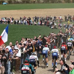 El pelotón de ciclistas pedalea sobre un sector adoquinado cerca de Troisvilles, norte de Francia, durante la 120ª edición de la carrera ciclista clásica de un día París-Roubaix. | Foto:Anne-Christine Poujoulat / AFP