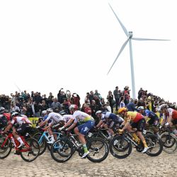El pelotón de ciclistas pedalea sobre un sector adoquinado durante la 120ª edición de la carrera ciclista clásica de un día París-Roubaix, entre Compiegne y Roubaix, norte de Francia. | Foto:Anne-Christine Poujoulat / AFP