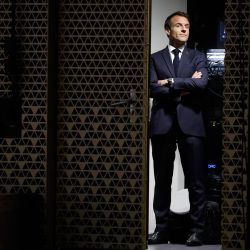 El presidente francés Emmanuel Macron espera su presentación entre bastidores antes de pronunciar un discurso ante el Instituto Nexus en el teatro Amare de La Haya como parte de una visita de Estado a los Países Bajos. | Foto:Ludovic Marin / AFP