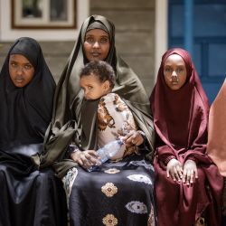 La refugiada somalí Faiza Abdulahi Hassan, de 32 años, que será reasentada en Estados Unidos tras pasar 5 años en el campo, posa con sus cinco hijas en el campo de refugiados de Dadaab, uno de los mayores de África, en Kenia. | Foto:Bobb Muriithi / AFP