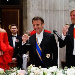 La reina Máxima de Holanda, el presidente francés Emmanuel Macron y el rey Guillermo Alejandro de Holanda brindan durante una cena de estado en el Palacio Real de Ámsterdam. | Foto:Ludovic Marin / POOL / AFP