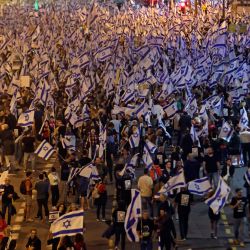 Manifestantes participan en las manifestaciones contra el proyecto de reforma judicial del gobierno en Tel Aviv, Israel. | Foto:GIL COHEN-MAGEN / AFP