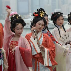 Mujeres posan para fotos con trajes tradicionales chinos en Hong Kong. | Foto:PETER PARKS / AFP
