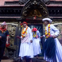 Sacerdotes hindúes salen de un templo durante el festival Bisket Jatra celebrado para conmemorar el Año Nuevo nepalí en Bhaktapur. | Foto:PRAKASH MATHEMA / AFP
