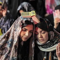 Mujeres devotas se reúnen para asistir a las oraciones rituales para Laylat al-Qadr (Noche del Destino), una de las noches más sagradas durante el mes de ayuno musulmán del Ramadán, fuera de la mezquita Imamzadeh Saleh en Teherán. | Foto:ATTA KENARE / AFP