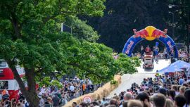 El diseño automotriz en su versión más disparatada vuelve a las calles porteñas.