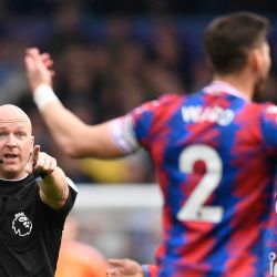 El árbitro inglés Simon Hooper muestra una tarjeta amarilla al defensor inglés del Crystal Palace Joel Ward durante el partido de fútbol de la Premier League inglesa entre el Leeds United y el Crystal Palace en Elland Road en Leeds, norte de Inglaterra. | Foto:OLI SCARFF / AFP