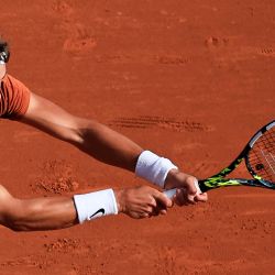 El danés Holger Rune juega una devolución de revés ante el austriaco Dominic Thiem durante el partido de tenis de octavos de final del torneo ATP Masters Series de Montecarlo. | Foto:VALERY HACHE / AFP