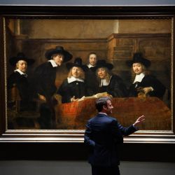 El presidente de Francia, Emmanuel Macron, frente al cuadro "Sindicalistas del gremio de los pañeros", de Rembrandt, durante una visita al Rijskmuseum de Ámsterdam. | Foto:LUDOVIC MARIN / AFP