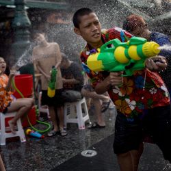 Los juerguistas participan en una pelea de agua en la carretera de Khao San en la víspera del Año Nuevo tailandés, conocido localmente como Songkran, en Bangkok. | Foto:JACK TAYLOR / AFP