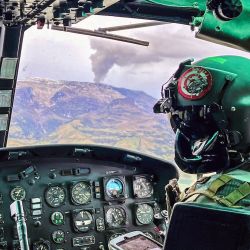 Fotografía difundida por la Fuerza Aérea Colombiana que muestra un helicóptero de la Fuerza Aérea volando cerca del volcán Nevado del Ruiz mientras sigue emitiendo humo y ceniza, cerca de Murillo, departamento de Tolima, Colombia. | Foto:Fuerza Aérea Colombiana / AFP