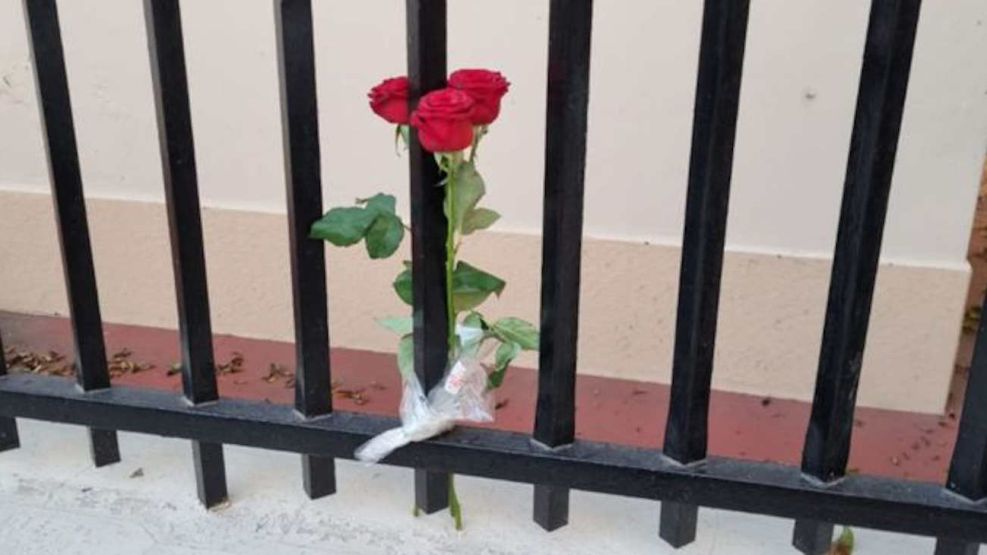 Rosas en la puerta de la UIF en Rosario 20230413