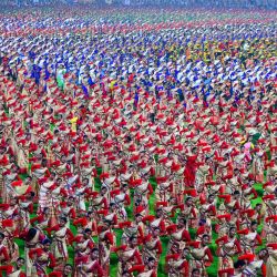 Bailarines de Bihu actúan para establecer un récord Guinness en el estadio Sarusajai de Guwahati. | Foto:BIJU BORO / AFP