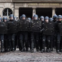 Gendarmes antidisturbios montan guardia frente al Consejo Constitucional de Francia durante una manifestación en el duodécimo día de acción después de que el gobierno impulsara una reforma de las pensiones a través del parlamento sin votación, utilizando el artículo 49.3 de la Constitución, en París. | Foto:AFP