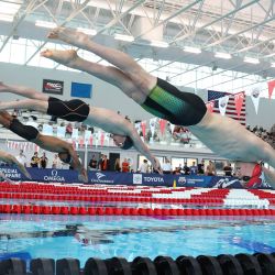 Los atletas comienzan las series de los 50 metros mariposa masculinos en el tercer día de las TYR Pro Swim Series Westmont en Westmont, Illinois. | Foto:Michael Reaves/Getty Images/AFP