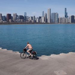 Un ciclista recorre la orilla del lago en Chicago, Illinois. | Foto:Scott Olson/Getty Images/AFP