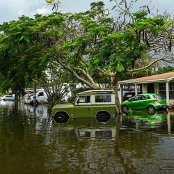 Un coche antiguo se ve en la calle inundada después de fuertes lluvias en Fort Lauderdale, Florida. - Las lluvias torrenciales han empapado gran parte de Miami, dejando coches varados y obligando al cierre de las escuelas y el aeropuerto de Fort Lauderdale. | Foto:CHANDAN KHANNA / AFP