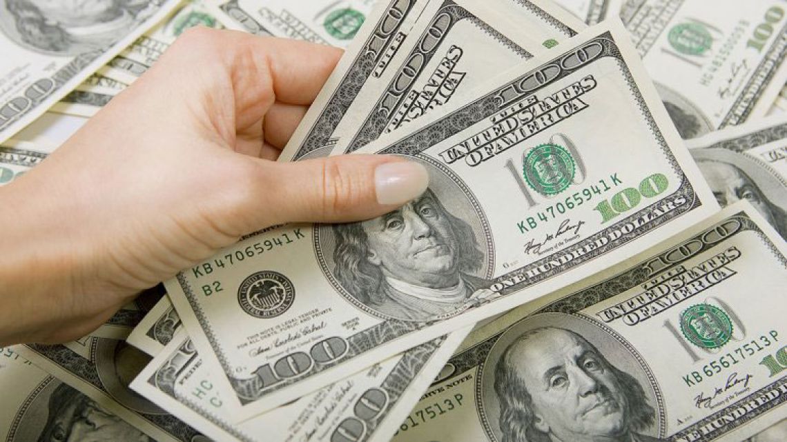 El dólar azul sufrió 8 pesos y marcó un nuevo récord
