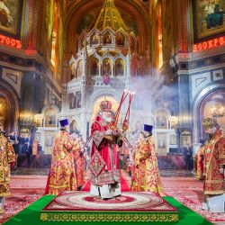 El patriarca ortodoxo ruso Kirill dirige un servicio religioso ortodoxo de Pascua en la catedral de Cristo Salvador en Moscú. | Foto:Oleg Varov / servicio de prensa del patriarca ortodoxo ruso Kirill / AFP