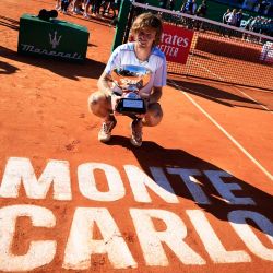 El ruso Andrey Rublev celebra con su trofeo tras ganar la final del torneo de tenis ATP Masters Series de Montecarlo contra el danés Holger Rune en Montecarlo. | Foto:VALERY HACHE / AFP