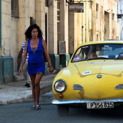 Gente camina y conduce por una calle de La Habana, Cuba. | Foto:YAMIL LAGE / AFP