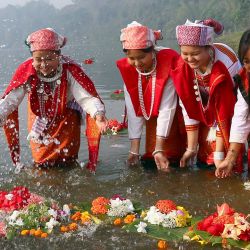 Imagen de personas soltando flores flotantes en un lago para celebrar el festival Boisabi, en Chattogram, Bangladesh. Con este festival, los indígenas en la región de Chattogram Hill Tracts despiden el año viejo y dan la bienvenida al año nuevo. | Foto:Xinhua