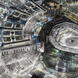 La foto muestra una vista aérea de la Kaaba, el lugar más sagrado del Islam, y la torre del reloj en la Gran Mezquita en la ciudad santa de La Meca durante las oraciones nocturnas en la última semana del mes sagrado de ayuno del Ramadán. | Foto:HO / SPA / AFP