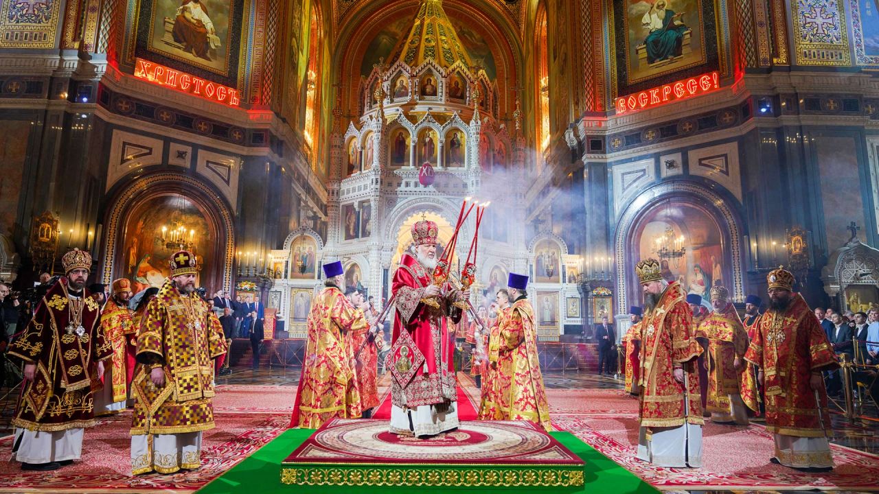 El patriarca ortodoxo ruso Kirill dirige un servicio religioso ortodoxo de Pascua en la catedral de Cristo Salvador en Moscú. | Foto:Oleg Varov / servicio de prensa del patriarca ortodoxo ruso Kirill / AFP