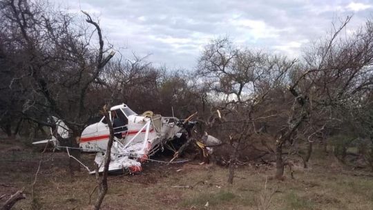 Un experimentado piloto de 70 años sobrevivió a un accidente aéreo, pero su avioneta quedó destruida